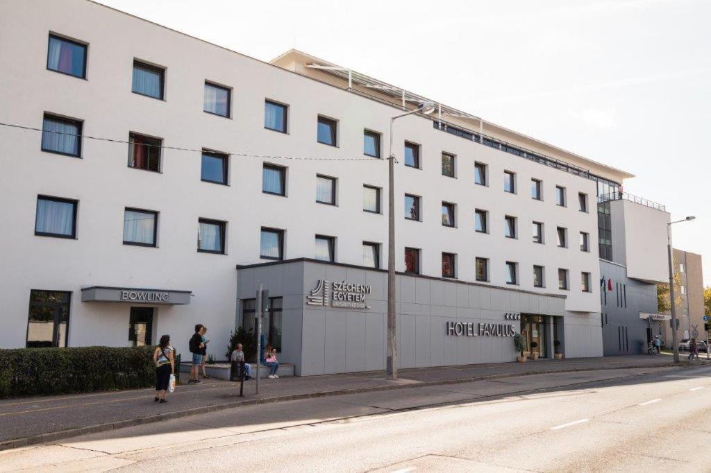Hotel Famulus Gyor Exterior photo