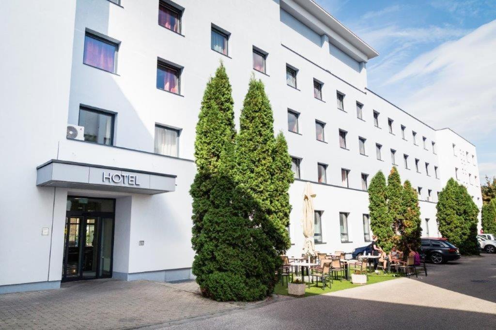 Hotel Famulus Gyor Exterior photo