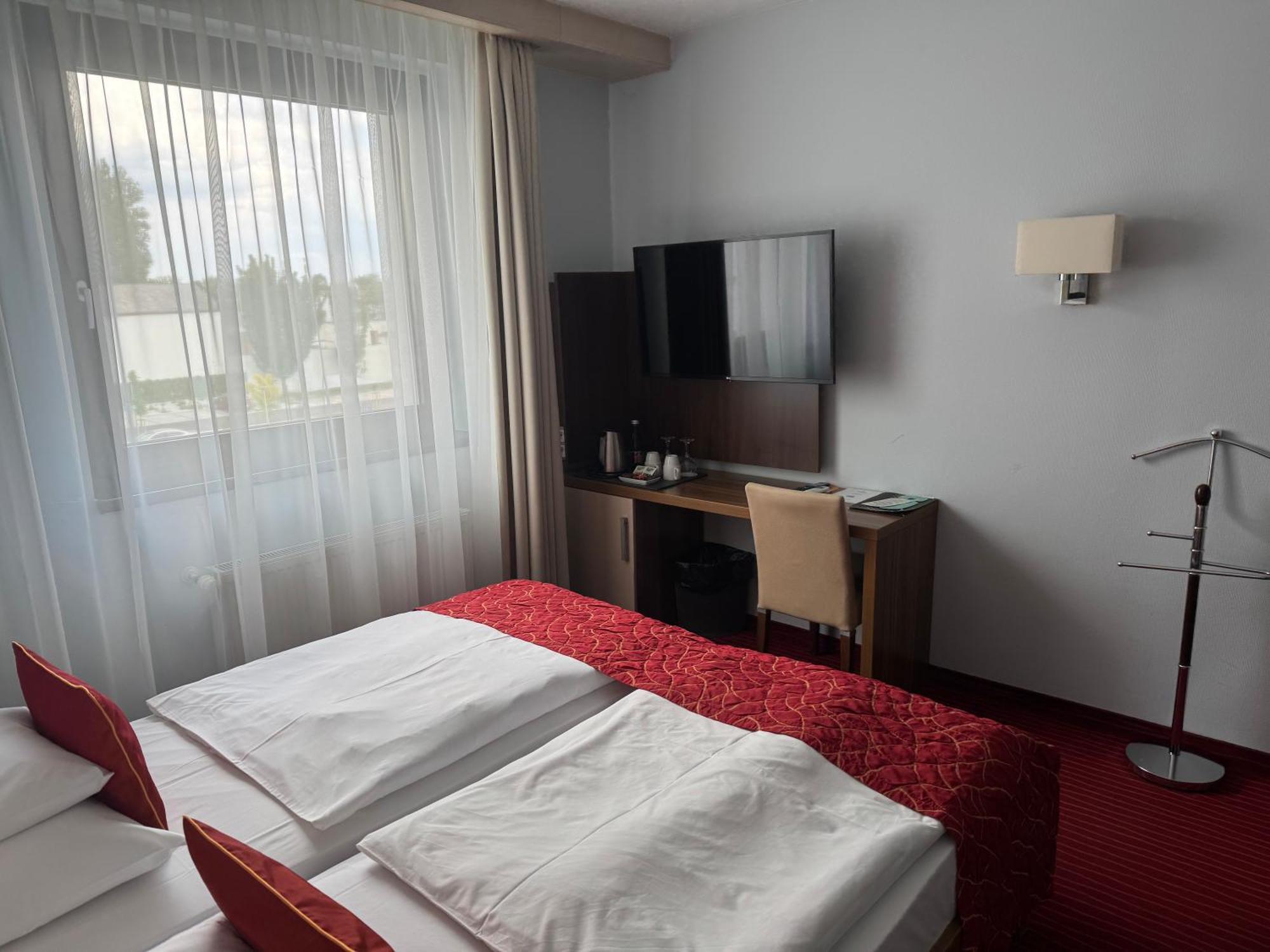 Hotel Famulus Gyor Exterior photo